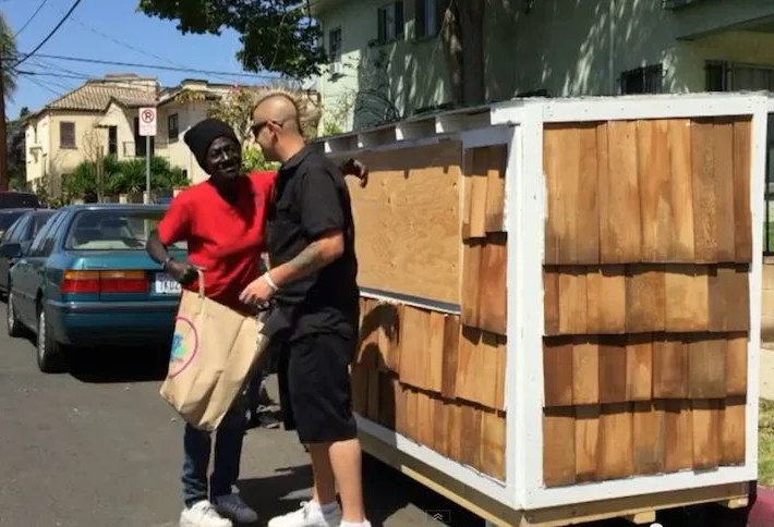 Man builds new home for homeless woman forced to sleep in dirt for a decade – thanks for your kindness