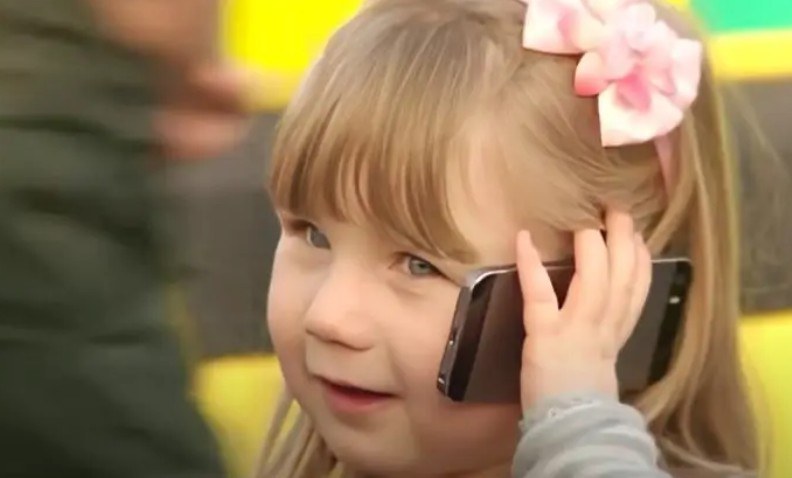 Pregnant Mom Falls Down Staircase and 3-Yr-Old Daughter Saves the Day