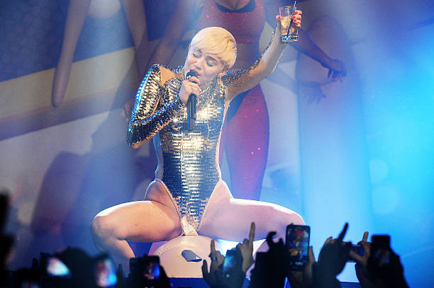 Oh my God! Miley Cyrus squeezed her butt on stage, making the audience blush and turn away