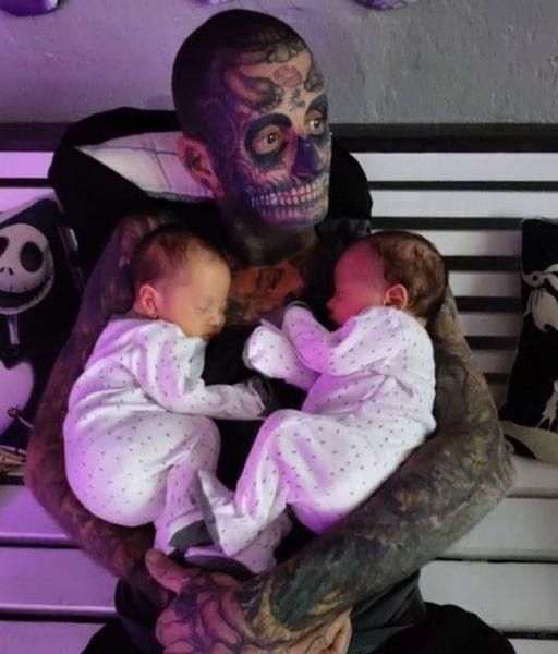 Dad With 240 Tattoos Faces Backlash As People Think He Is A Horr1ble Father – Then His Wife Reveals The Truth
