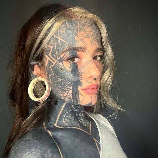 Guess What This Tattooed Mom Looks Like Without Her Ink? Spoiler Alert: Her Kids and Dogs Couldn’t Handle It!