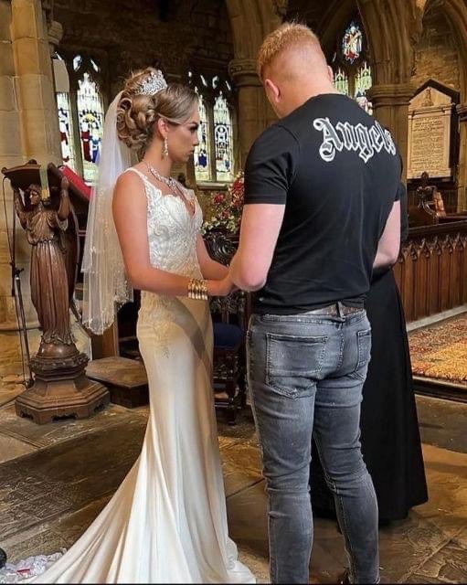 A MAN SHOWS UP TO HIS WEDDING IN JEANS AND A T-SHIRT; PEOPLE ON THE INTERNET PROVIDE THOUGHTS.