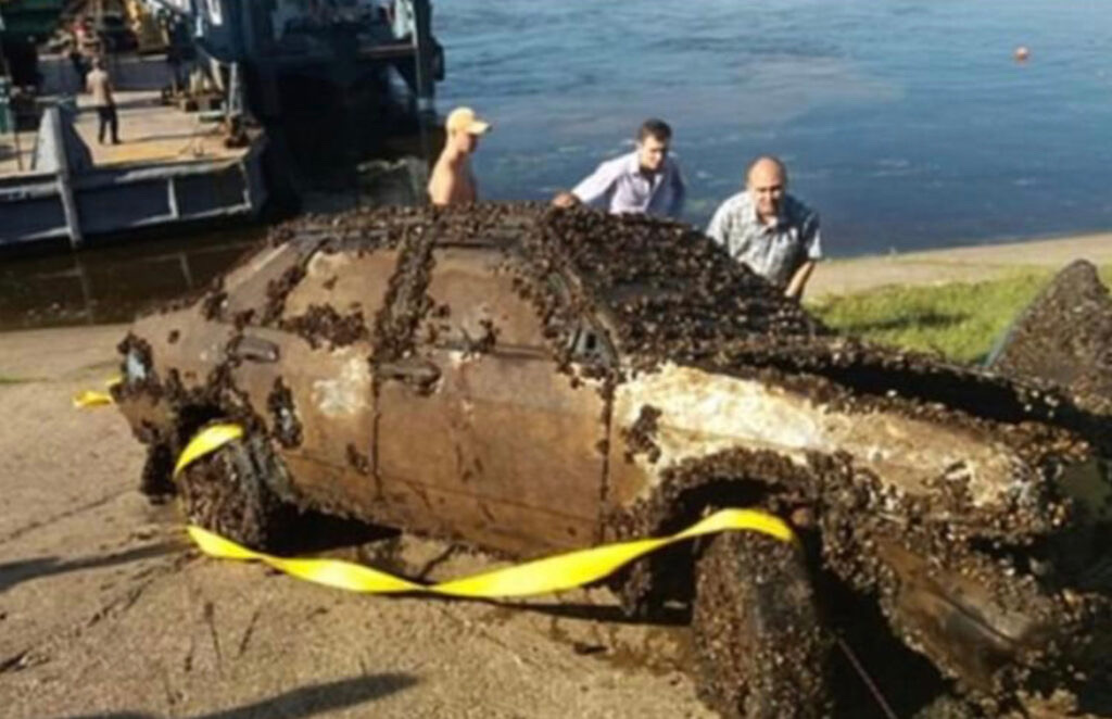 B0mb discovery! He acc1dentally found a car at the bottom of the river and called the police