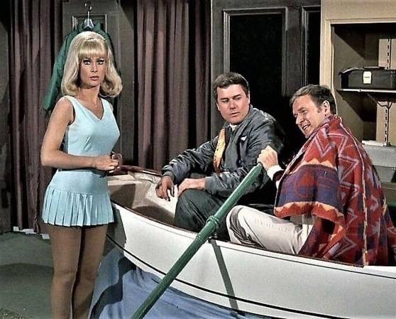 This Historic Photo Of “I Dream of Jeannie” Is Not Edited – Look Closely