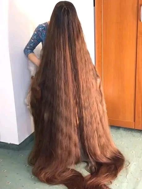 Woman cuts her hair for the first time in 25 years – here’s what she looks like today (VIDEO)