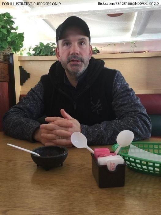 Waiter Subtly Passes Man a Note to Prevent Him from Proposing to His Girlfriend โ Todayโs Highlight