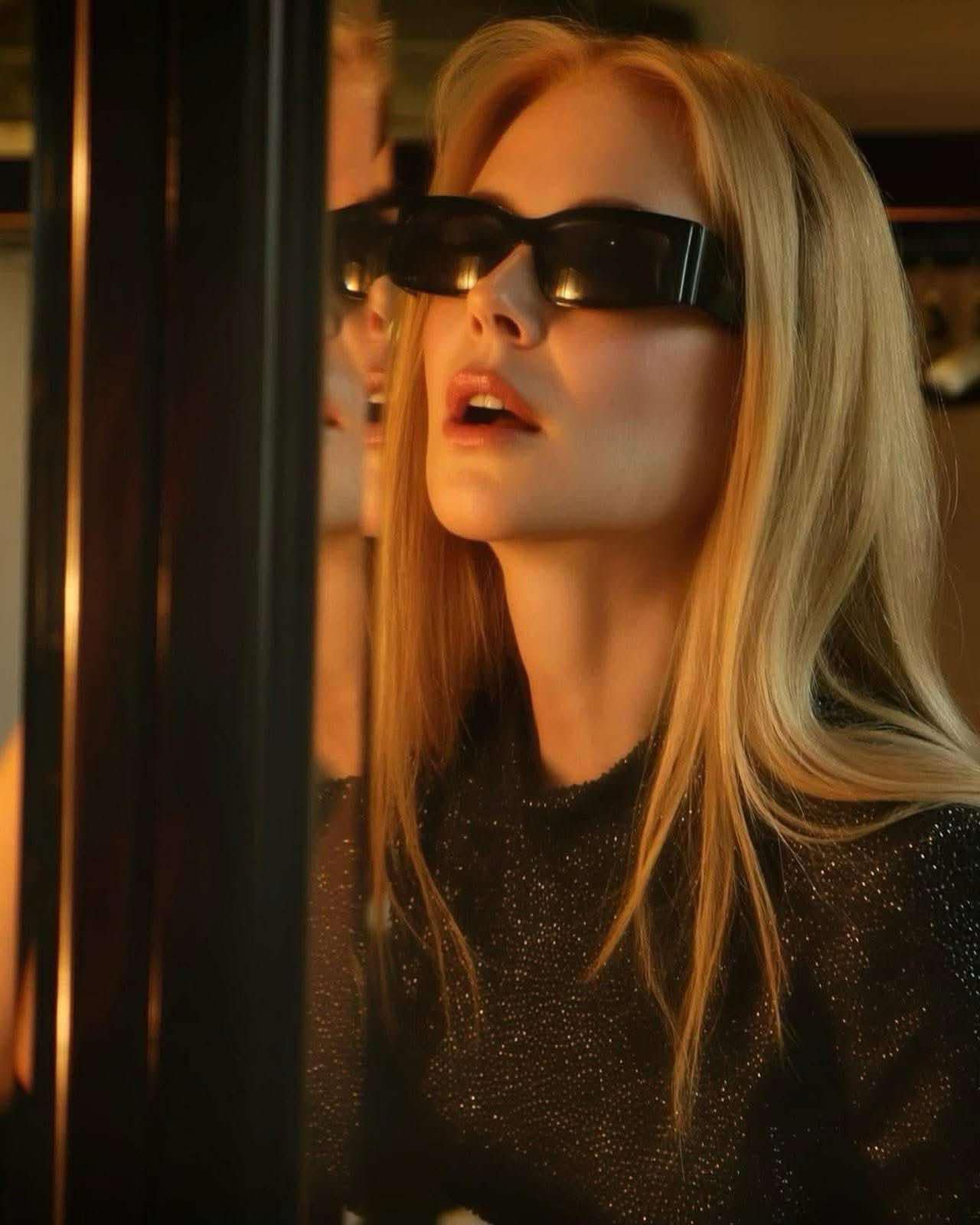 Nicole Kidman posing half-nak*d