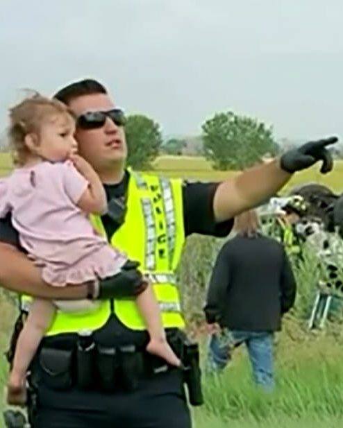 Dad dies in car crash, so police officer comforts his distraught daughter by singing