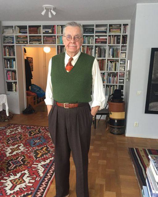 MY GRANDPA TURNED HIS HOUSE INTO A LIBRARY, AND NOW PEOPLE I HAVE NEVER MET SHOW UP JUST TO THANK HIM