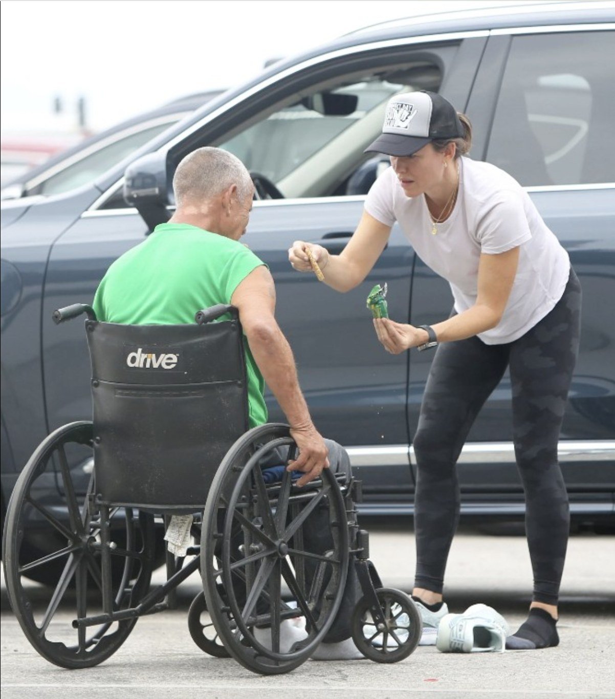Jennifer Garner actions towards wheelchair-bound homeless man