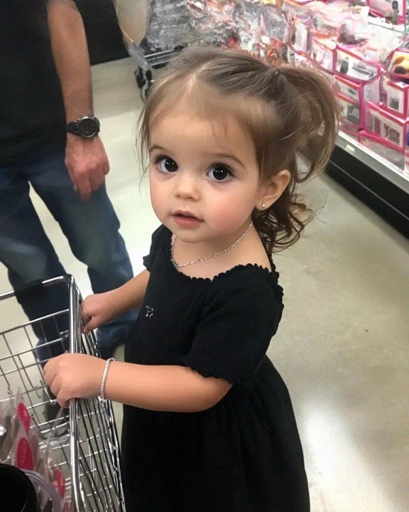 I Aided a Single Father at the Grocery Store—Then Noticed My Late Child’s Bracelet on His Daughter.