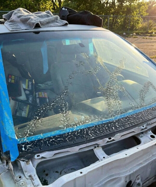 “Small Tracks, Big Mystery: The Overnight Car Marks That Puzzled Residents”