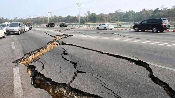 How Communities React After a Major Earthquake: Understanding the Effects of a Severe Disaster